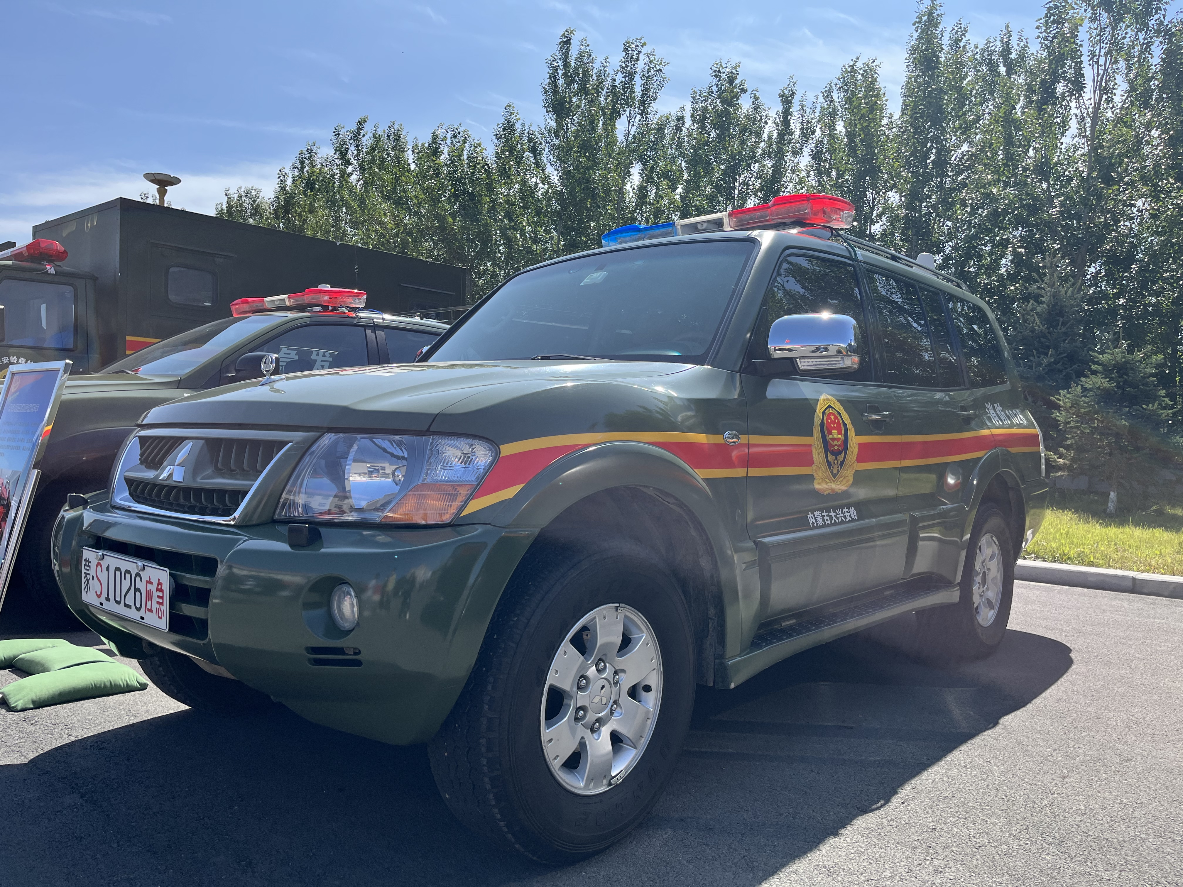 图为综合通信指挥车
